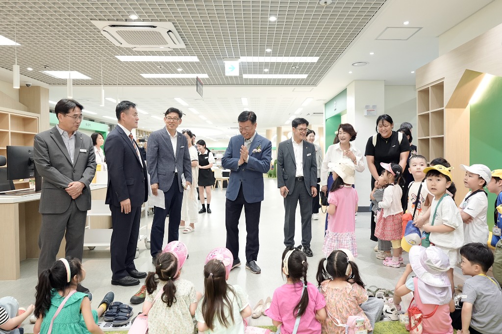 1. 수내도서관 어린이 자료실을 방문한 인근 어린이집 아이들과 인사를 나누는 신상진 성남시장.jpg