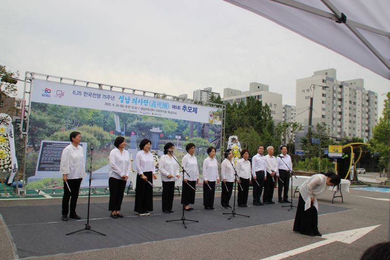 추모곡 제창.JPG