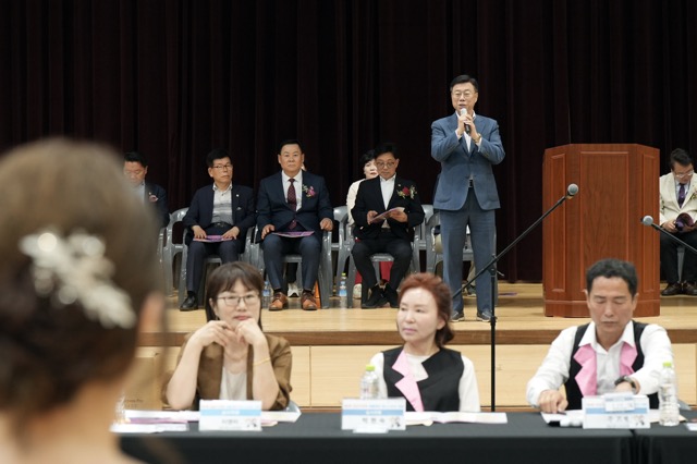 1. 신상진 성남시장이 28일 성남종합스포츠센터에서 열린 ‘제8회 성남시장배 생활체육 댄스스포츠대회’ 개막식에서 축사를 하고 있다.jpg