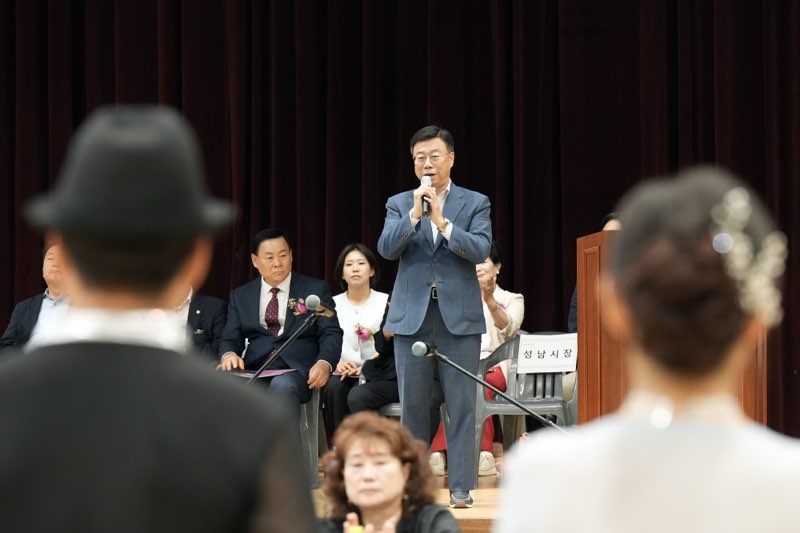 2. 신상진 성남시장이 28일 성남종합스포츠센터에서 열린 ‘제8회 성남시장배 생활체육 댄스스포츠대회’ 개막식에서 축사를 하고 있다.jpg