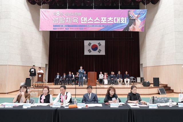 3. 신상진 성남시장이 28일 성남종합스포츠센터에서 열린 ‘제8회 성남시장배 생활체육 댄스스포츠대회’ 개막식에서 축사를 하고 있다.jpg