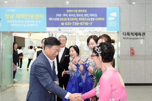 4. 신상진 성남시장이 제8회 성남시장배 생활체육 댄스스포츠대회 참가자들을 격려하며 악수를 나누고 있다..jpg