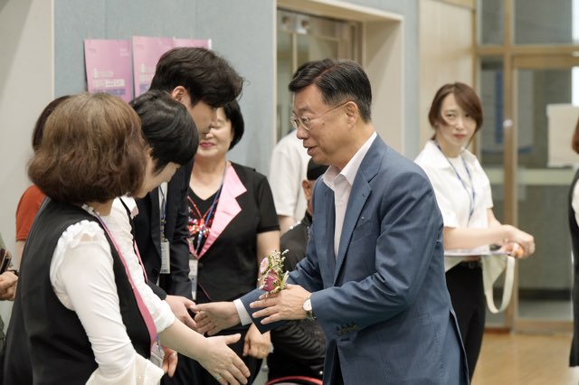 5. 신상진 성남시장이 제8회 성남시장배 생활체육 댄스스포츠대회 준비에 수고한 관계자들을 격려하고 있다..jpg