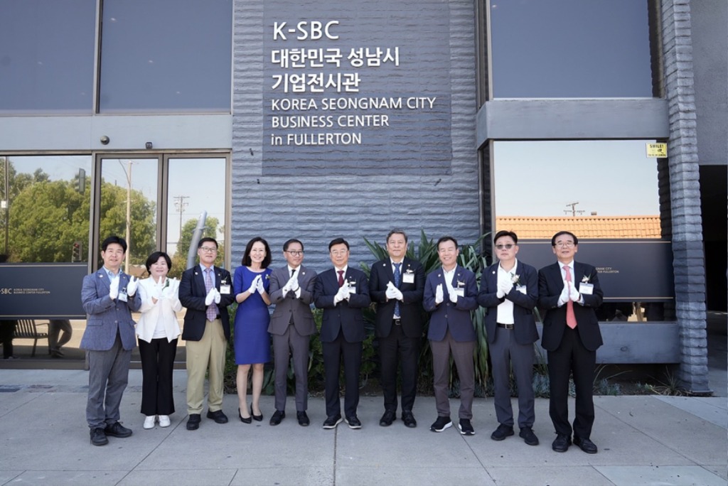 기업혁신과-2023년 6월 27일 신상진 성남시장과 관계자들이 미국 풀러턴시에서 성남비즈니스센터(K-SBC) 개관식에 참석하고 있다. .JPG