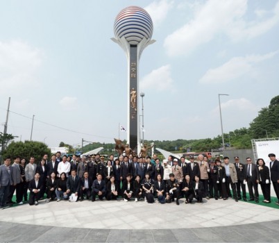 복지정책과-(자료사진)성남시청 공원으로 옮겨와 새로 건립한 현충탑 제막식(5.27) 때.jpg
