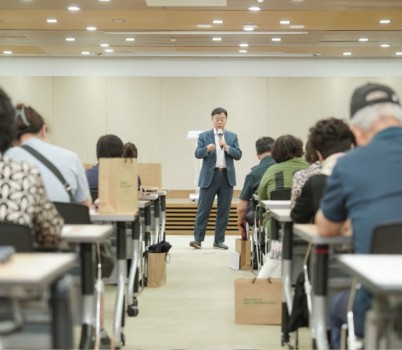 아동보육과-성남시 위탁가정 부모 100명 대상 보수교육 자리에서 인사말 중인 신상진 성남시장.jpg