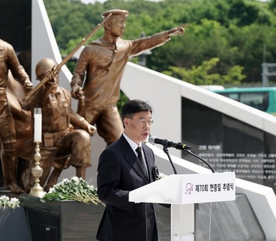 1. 신상진 성남시장이 6일 시청공원 현충탑에서 열린 제70회 현충일 추념식에서 추념사를 전하고 있다.jpg