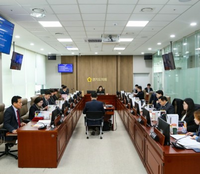 250611 교육행정위원회, 경기도교육청 2024회계연도 결산 및 2025년도 제1회 추경안 심사 실시 (1).jpg width: 100%; height : 150px