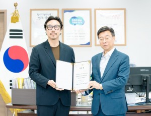 신상진 성남문화재단 이사장(사진 오른쪽)이 이진준 2025 성남페스티벌 총감독(사진 왼쪽)에게 위촉장을 수여하고 있다.jpg