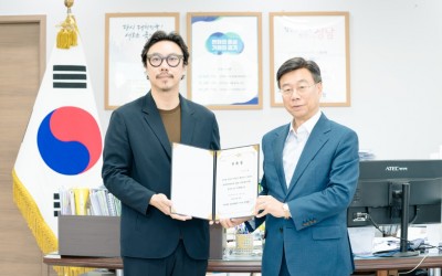 신상진 성남문화재단 이사장(사진 오른쪽)이 이진준 2025 성남페스티벌 총감독(사진 왼쪽)에게 위촉장을 수여하고 있다.jpg