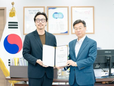 신상진 성남문화재단 이사장(사진 오른쪽)이 이진준 2025 성남페스티벌 총감독(사진 왼쪽)에게 위촉장을 수여하고 있다.jpg