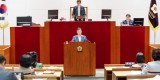 공보관-신상진 성남시장은 13일 열린 성남시의회 제1차 정례회 제2차 본회의에서 시정질문에 대한 총괄 답변을 하고 있다(1).jpg