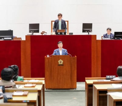 공보관-신상진 성남시장은 13일 열린 성남시의회 제1차 정례회 제2차 본회의에서 시정질문에 대한 총괄 답변을 하고 있다(1).jpg width: 100%; height : 150px