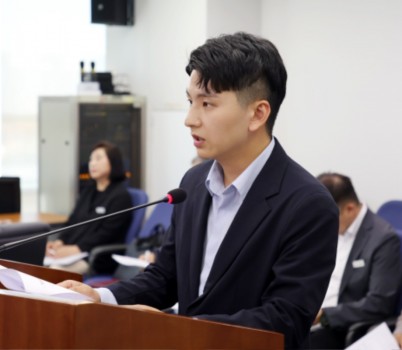 사진_김윤환 의원.jpg width: 100%; height : 150px