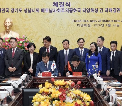 신상진 성남시장과 베트남 타잉화성 인민위원회 응우옌 반 티 상임부성장이 타잉화성 인민위원회 청사에서 자매결연 협약식을 개최하고 있다.jpg width: 100%; height : 150px