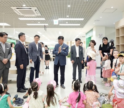 1. 수내도서관 어린이 자료실을 방문한 인근 어린이집 아이들과 인사를 나누는 신상진 성남시장.jpg