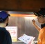 일반음식점을 방문해 주방 덕트 청소 및 불연 재질 사용 등 화재 예방 정보를 안내하는 분당소방서장.JPG