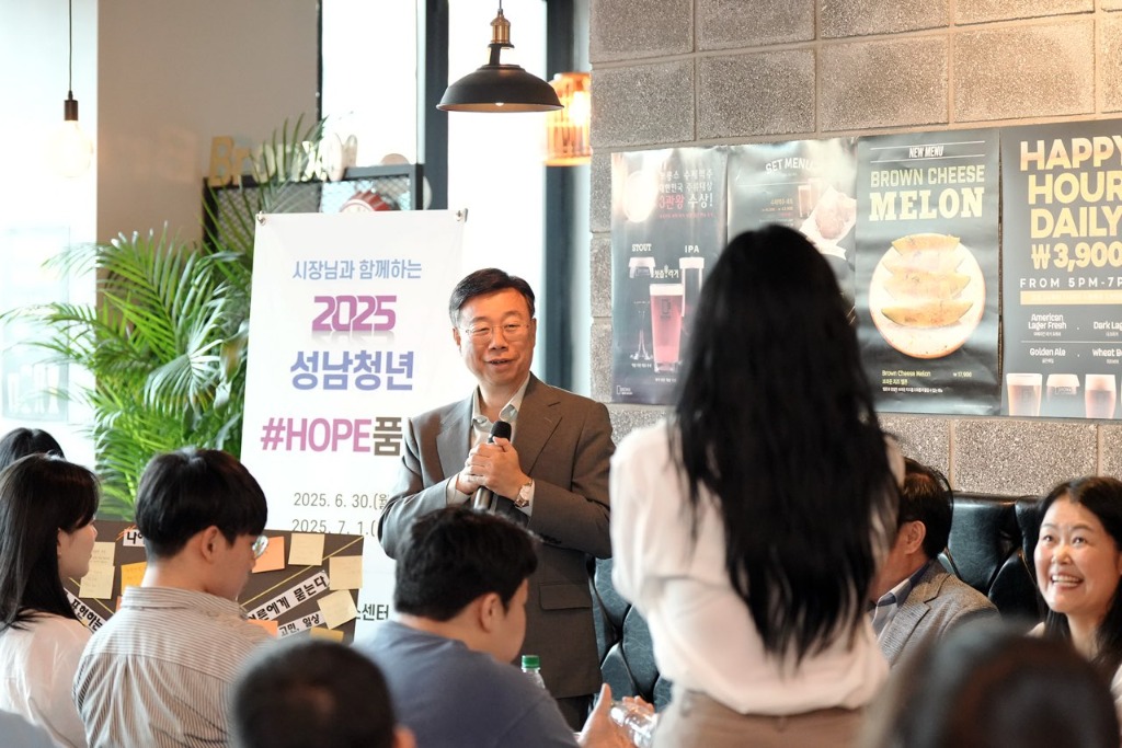 4. 신상진 성남시장이 30일 저녁 분당구에서 열린 _2025 성남청년 #HOPE 품다_ 간담회에서 참석한 청년의 의견을 청취하고 있다.jpg