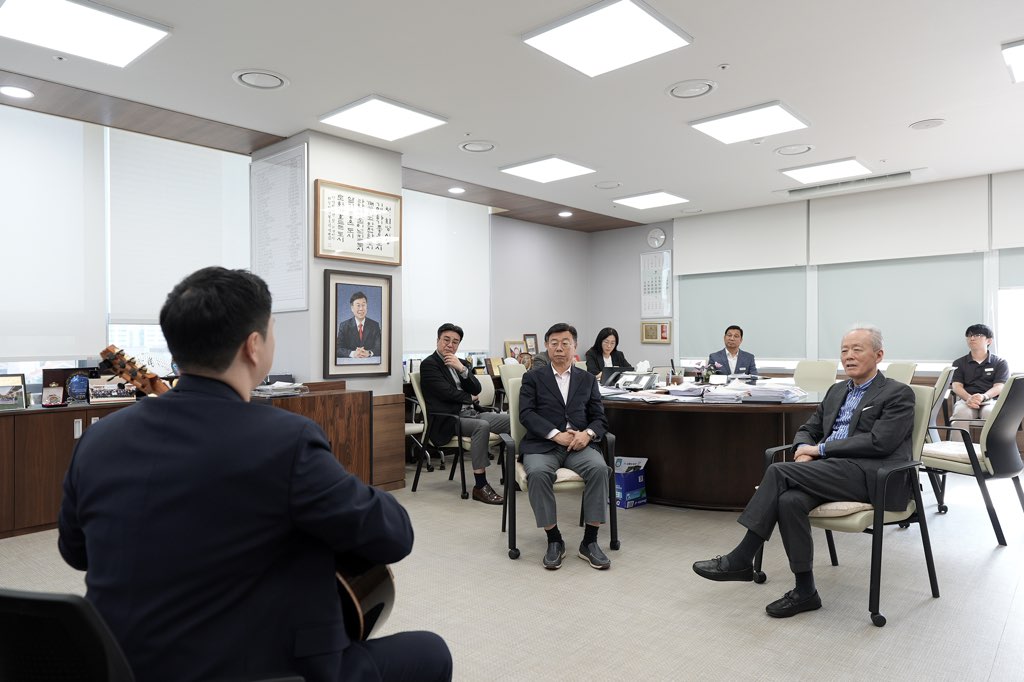 2. 신상진 성남시장을 비롯한 위촉식 참가자들이 클래식 기타 연주자 지익환 씨의 _올 오브 미_ 편곡 연주를 감상하고 있다.jpg