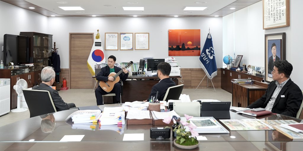3. 위촉식에서 클래식 기타 연주자 지익환 씨가 ‘올 오브 미’를 편곡하여 연주하며 깜짝 이벤트를 선보이고 있다..jpg