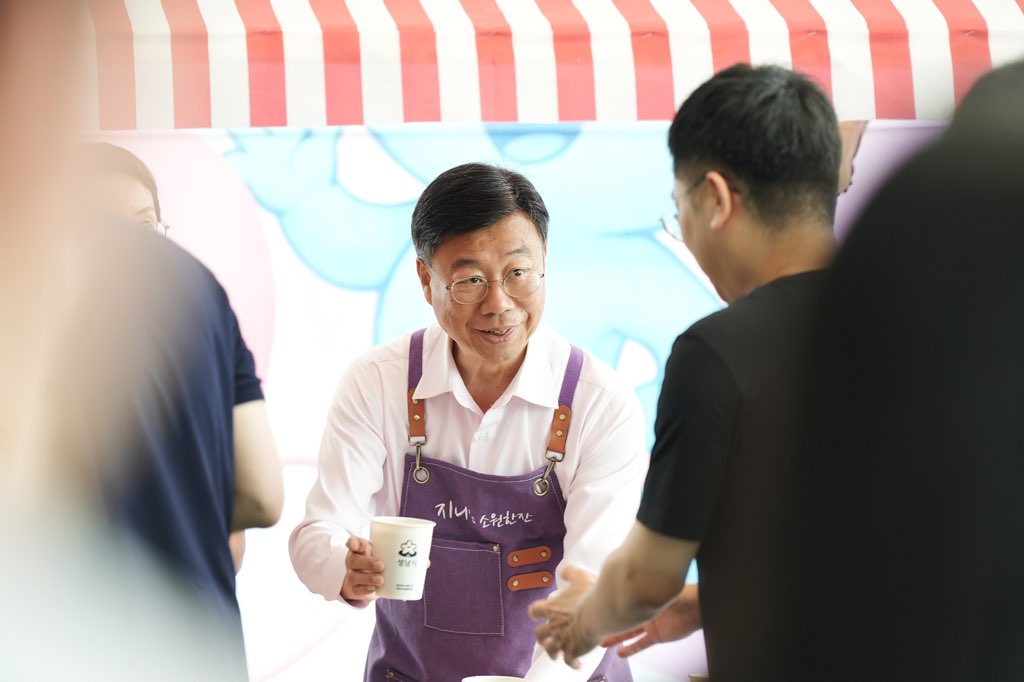 2. 신상진 성남시장이 3일 시청 1층 누리홀에서 열린 취임 3주년 기념 직원 응원카페 _지니_s 소원한잔_에서 직원들에게 커피를 건네고 있다.jpg