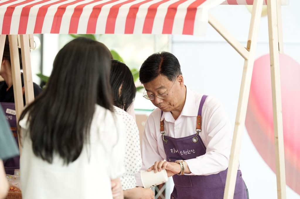 3. 신상진 성남시장이 3일 성남시청 1층 누리홀에서 열린 취임 3주년 기념 직원 응원카페 _지니_s 소원한잔_에서 개인 텀블러를 가져온 직원에게 직접 커피를 따라주고 있다.jpg