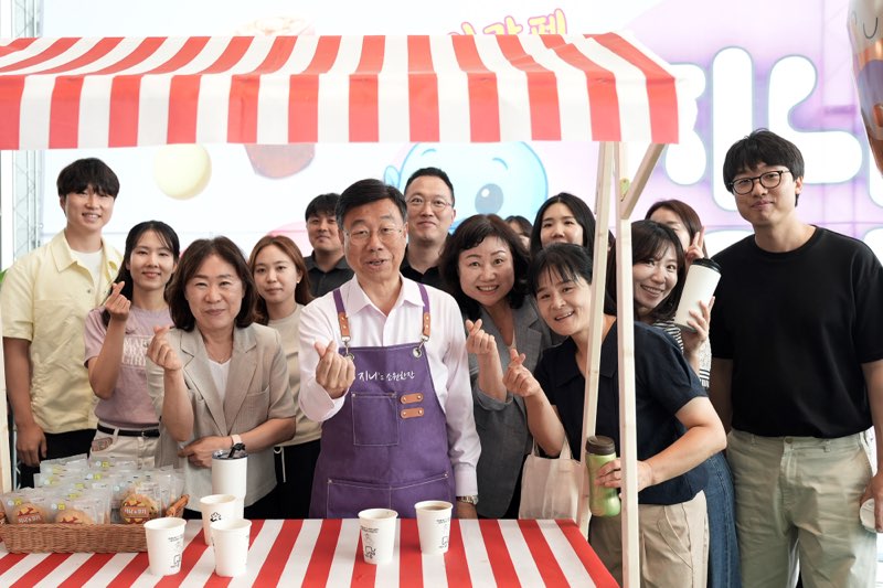 4. 신상진 성남시장이 3일 시청 1층 누리홀에서 열린 취임 3주년 기념 직원 응원카페 _지니_s 소원한잔_에서 직원들과 기념촬영을 하고 있다.jpg