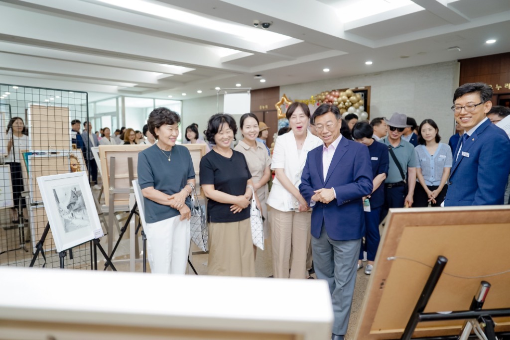 4. 신상진 성남시장이 4일 성남시청 누리홀에서 열린 주민자치 문화프로그램 작품전시회를 둘러보며 참여 주민들의 작품을 관람하고 있다.jpg