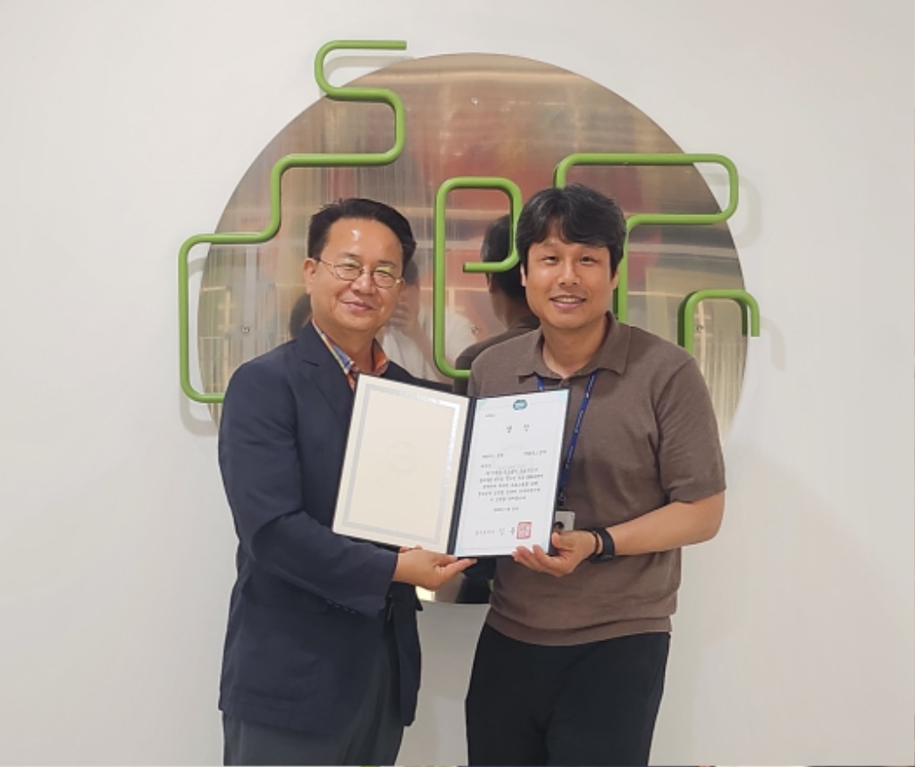 야탑유스센터 수상 사진(왼-경기도청소년활동진흥센터장 권구연, 오-야탑유스센터장 이재영).jpg