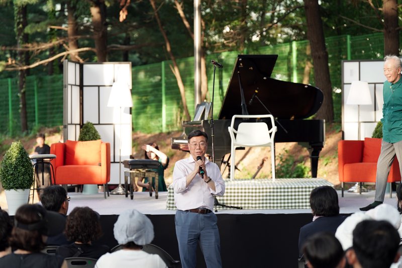 1. 신상진 성남시장이 5일 오후 성남물빛정원에서 열린 첫 번째 시민 초청 음악회 _금난새의 한여름밤 콘서트_에서 인사말을 하고 있다..jpg