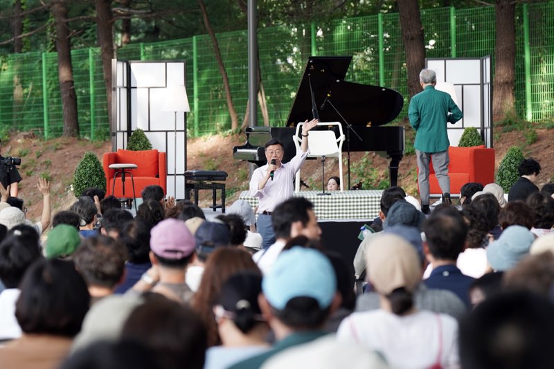 3. 신상진 성남시장이 5일 오후 성남물빛정원에서 열린 첫 번째 시민 초청 음악회 _금난새의 한여름밤 콘서트_에서 인사말을 하고 있다..jpg