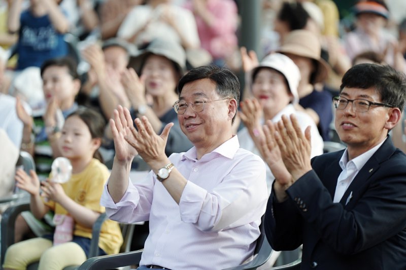 4. 신상진 성남시장이 5일 오후 성남물빛정원에서 열린 첫 번째 시민 초청 음악회 _금난새의 한여름밤 콘서트_에 참석해 공연을 관람하고 있다.jpg