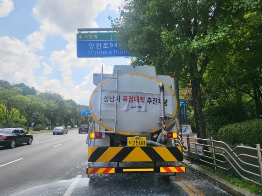 재난안전관-성남시 한 도로에 살수차가 물을 뿌려 열기를 식히고 있다(2). (2024년 자료사진).jpg