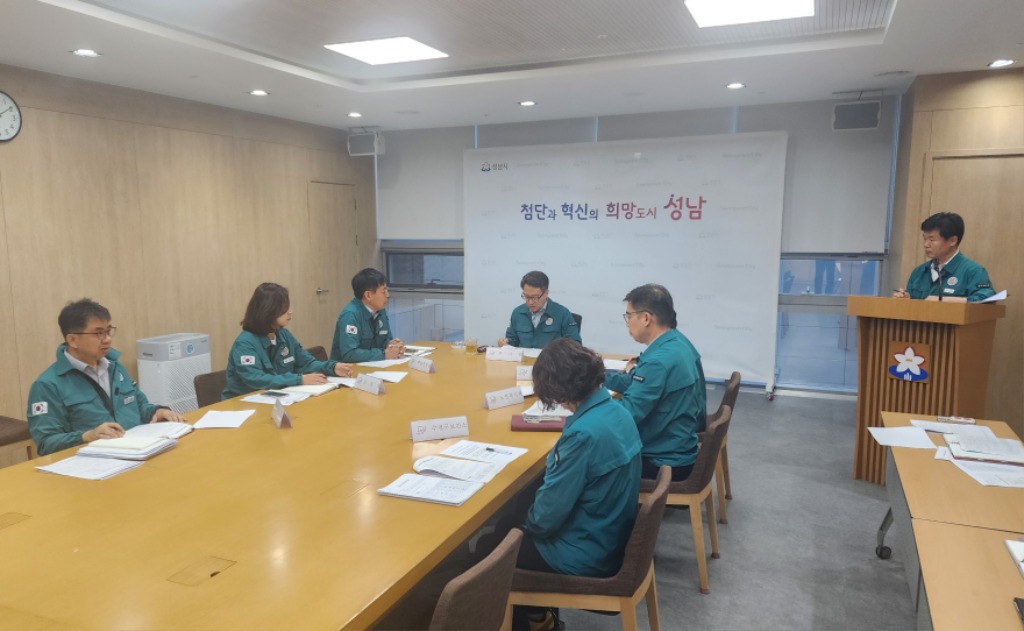 재난안전관-성남시가 9일 시청에서 임종철 부시장 주재로 폭염대응 추진상황 점검 회의를 열고 있다.(2) .jpg