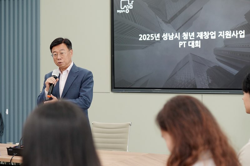 2. 성남시청 율동관에서 개최된 ‘2025 청년 재창업 지원사업 PT대회’에서 신상진 성남시장이 인사말을 전하고 있다.jpg