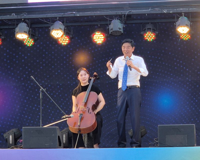첼리스트와 사회자.jpg