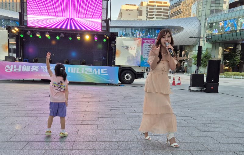 가수 진혜진과 어린이.jpg