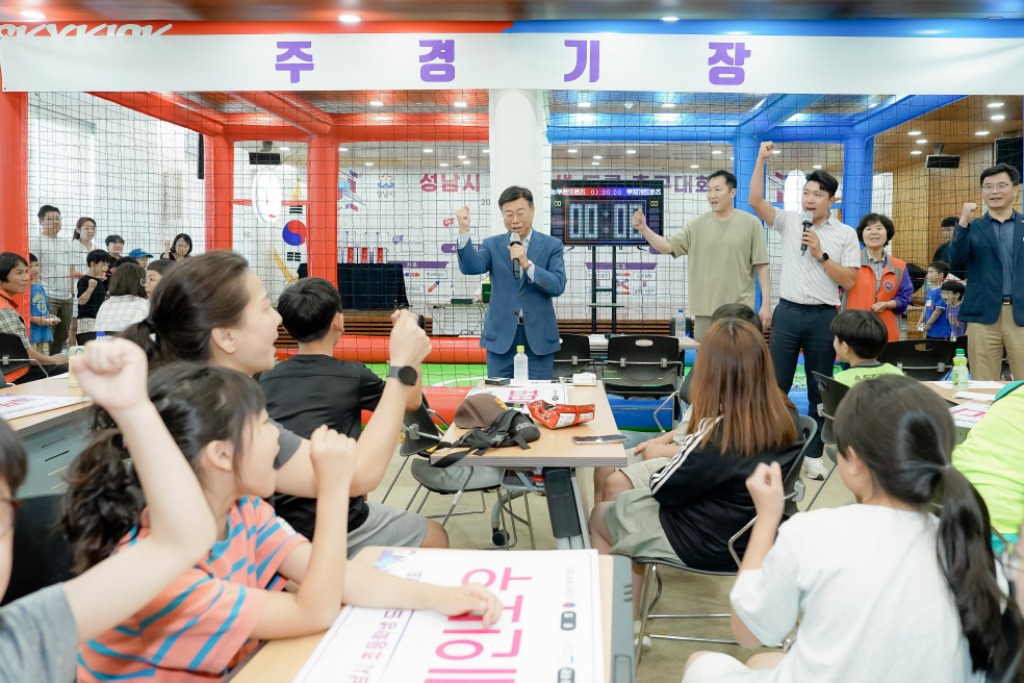 2.신상진 성남시장이 2025 성남시 초등학생 드론 축구대회에 참석해 인사말을 전하고 있다.jpg