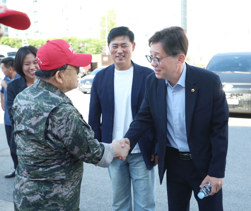 성남시의회, 성남시해병대전우회 안보현장 견학 배웅