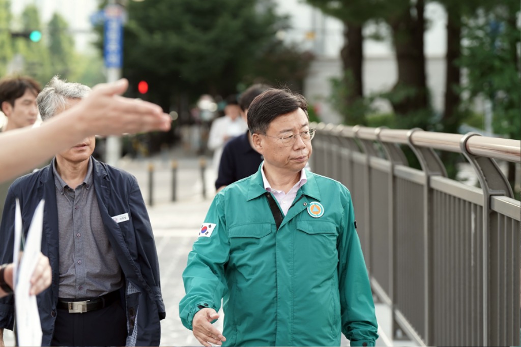 생태하천과-구미동 물빛정원-무지개마을 다리로 잇는다(신상진 성남시장 현장 점검 중).jpg