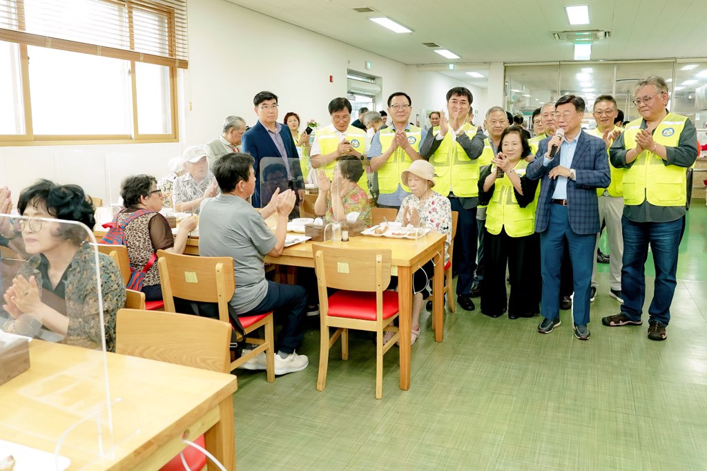 2. 신상진 성남시장이 15일 수정노인종합복지관 ‘어르신 보양식 나눔 행사’에서 인사말을 전하고 있다 (2).jpg
