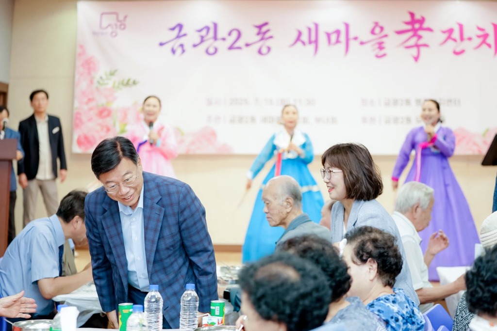 5. 신상진 성남시장이 금광2동 행정복지센터 ‘초복 맞이 어르신 삼계탕 나눔 행사’에 참석해 지역 어르신들과 인사를 나누고 있다.jpg