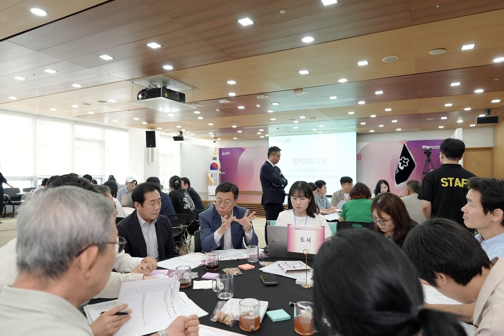2. 신상진 성남시장이 시민 원탁토론 그룹을 찾아 시민들과 대화를 나누고 있다..jpg