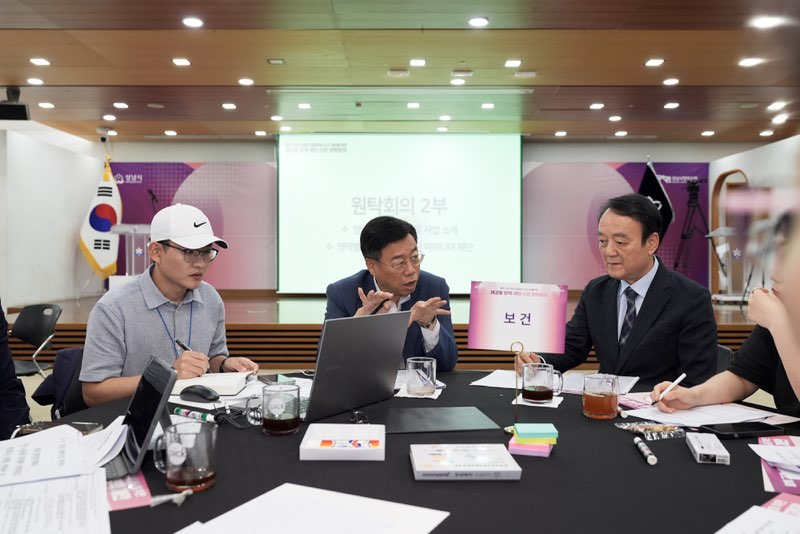 3. 신상진 성남시장이 시민 원탁토론 그룹을 찾아 시민들과 대화를 나누고 있다..jpg