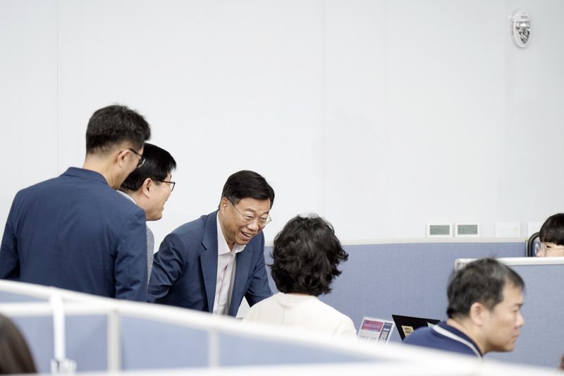 신상진 성남시장이 19일 대학 진로박람회 선배 상담부스에서 참여 학생과 대화를 나누고 있다.jpg