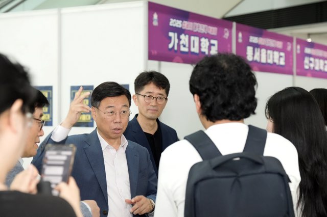 신상진 성남시장이 19일 성남시청에서 열린 대학 진로박람회에서 참여 학생과 대화하고 있다.jpg