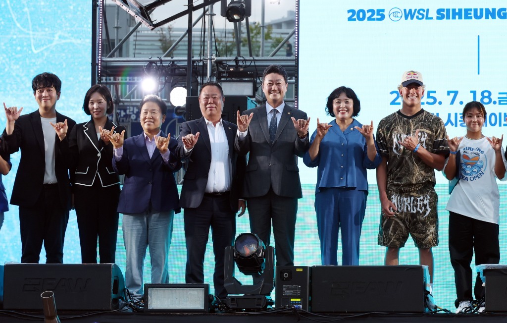 250719 김진경 의장, 2025 WSL 시흥 코리아 오픈 국제서핑대회 참석해 참가선수들 격려 (3).jpg