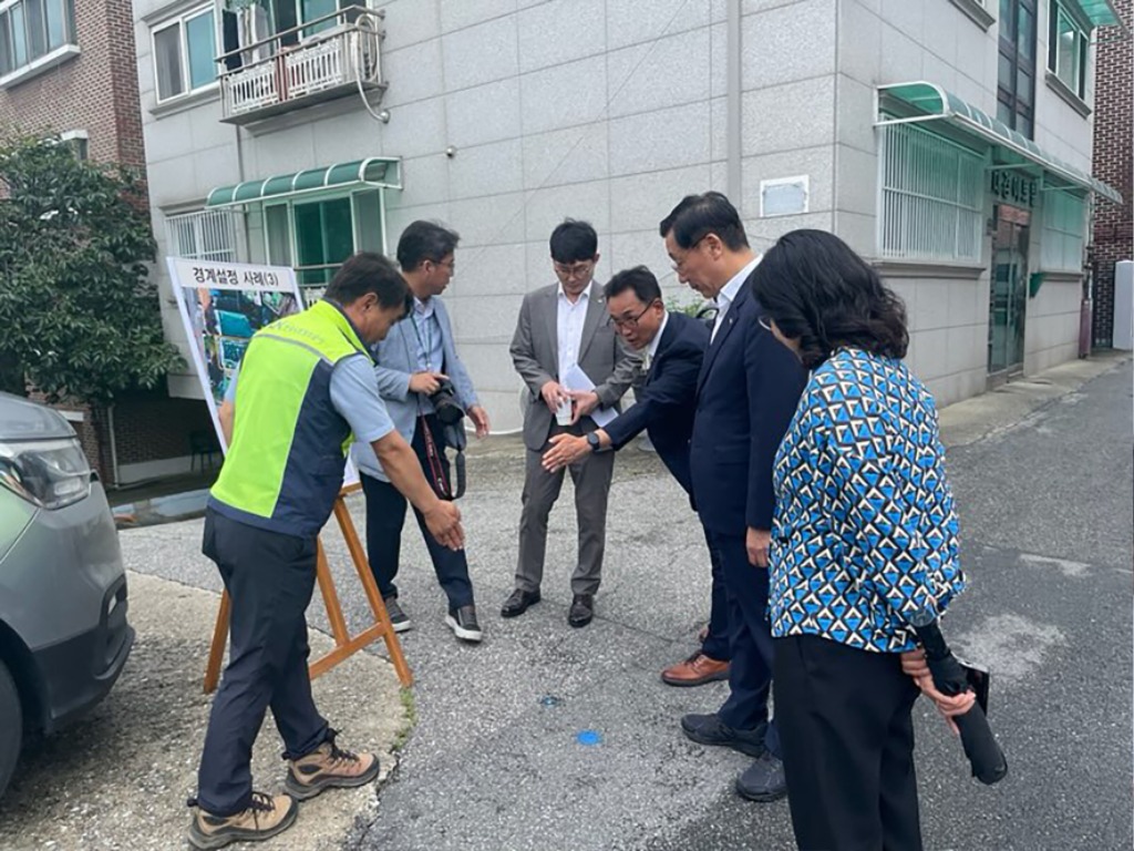 토지정보과-지적재조사 사업 관계자들이 18일 상대원2지구 현장에서 경계설정 사례를 살펴보고 있다..jpg