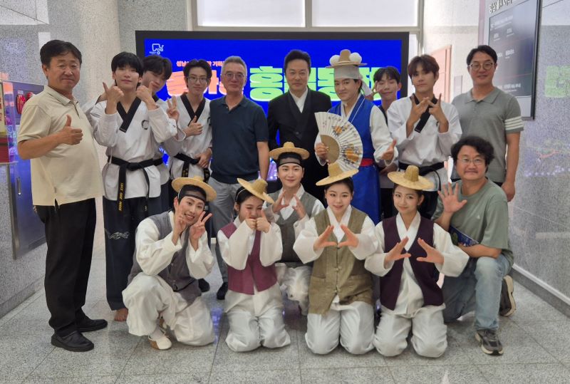 출연진과 감독.jpg