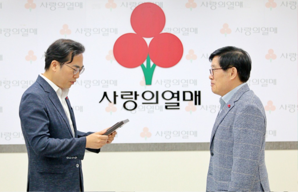 양경석 대표이사 기부사진2.JPG